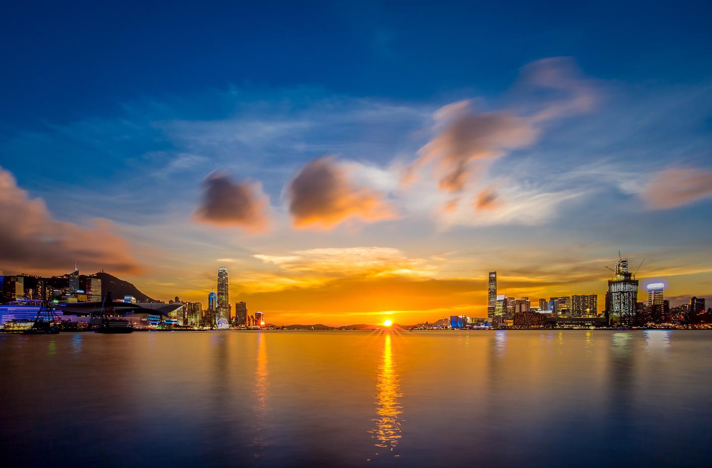 Reiseziel Asien, China, Hongkong Victoria Harbour Sonnenuntergang Sonnenuntergang über der Skyline von Hongkong im Victoria Harbour