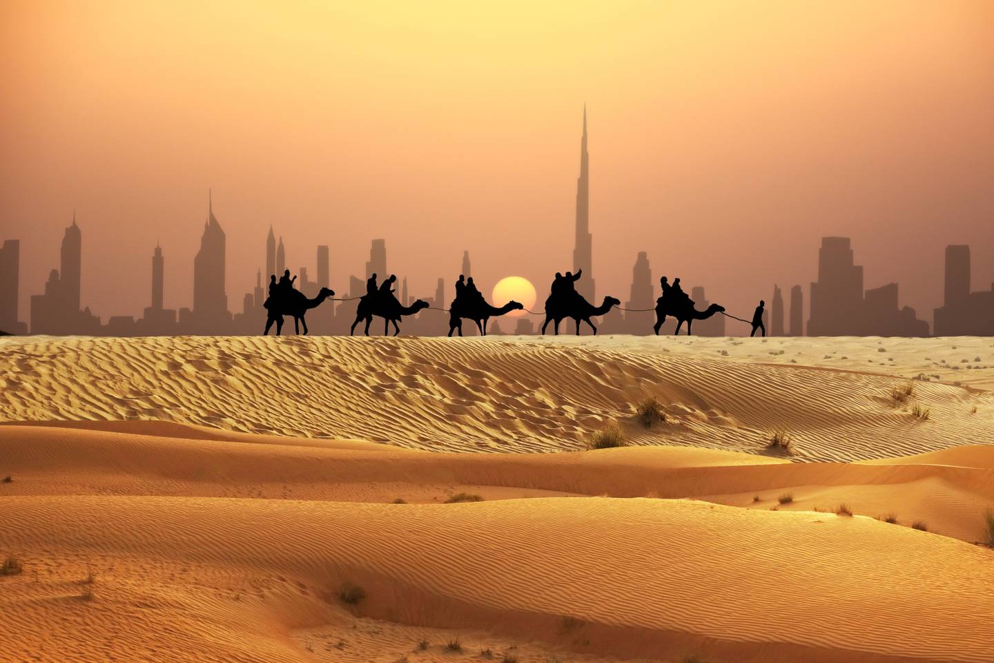 Reiseziel Naher Osten, Wüstenkarawane vor Dubai Skyline Reiseziel Naher Osten, Wüstenkarawane vor Dubai Skyline