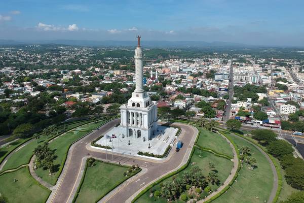 Reiseziel Amerika, Dominikanische Republik, Santiago de los Caballeros, Denkmal der Helden