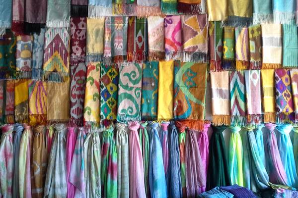 Usbekistan, Bunte Seidentücher