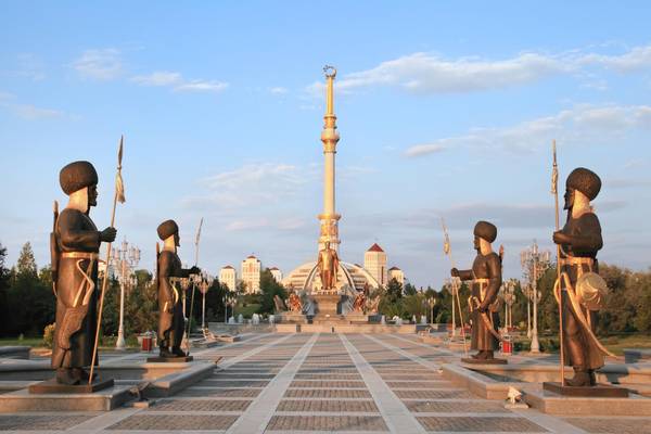Turkmenistan, Ashgabat, Unabhängigkeitsdenkmal