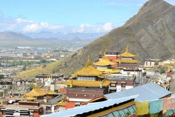 Gebetsmühlen um Kloster in Shigatse, Tibet