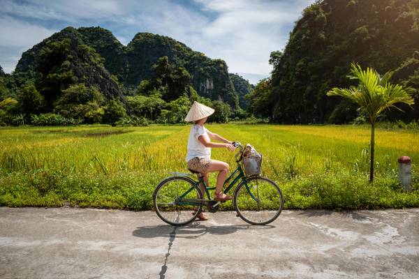 Vietnam, Tra Que, Frau auf Fahrrad