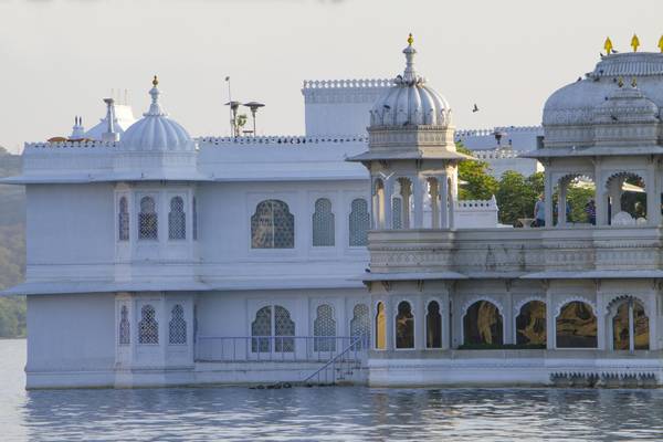 Indien, Udaipur, Stadtansicht vom Wasser aus