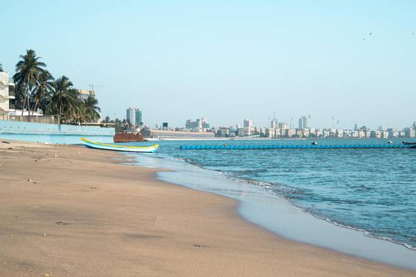 Indien, Mumbai, Juhu Strand und Skyline