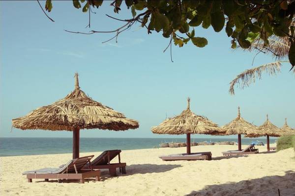 Vietnam, Phan Thiet, Strand mit Liegen