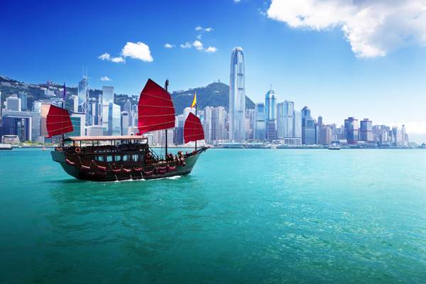 China, Skyline von Hongkong mit Segelboot