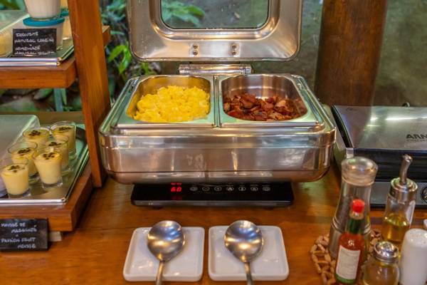 Brasilien, Ilha Grande, Pousada Naturalia, Frühstücksbuffet