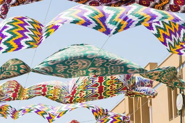Bunte traditionelle Tücher Usbekistan