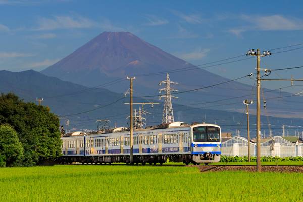 Japan, Zug vor Fuji, Japan mit dem Railpass