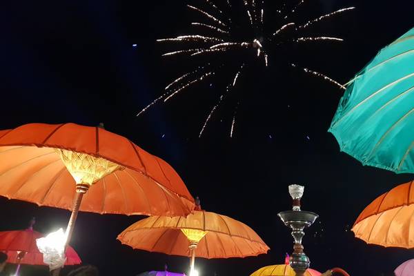 Indonesien, Bali, Feuerwerk am Strand