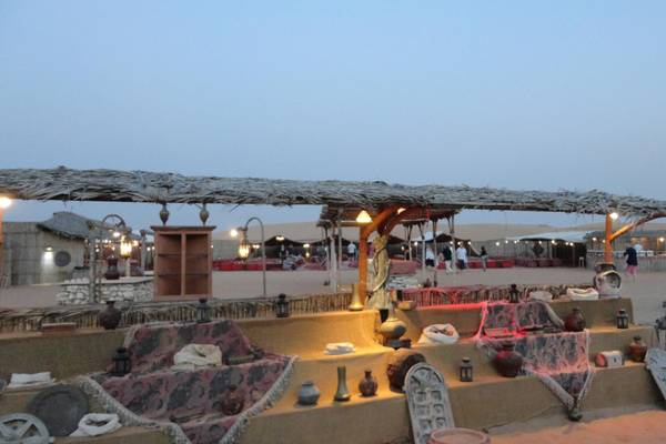 Vereinigte Arabische Emirate, Wüste bei Dubai, Dining-Beispiel