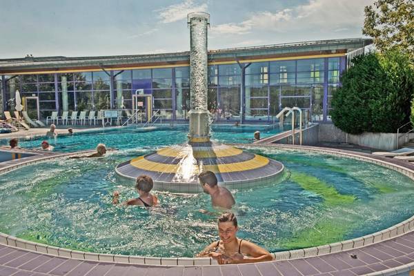 Santé Royale Hotel- & Gesundheitsresort Wolkenstein-Warmbad, die Silbertherme im Sommer