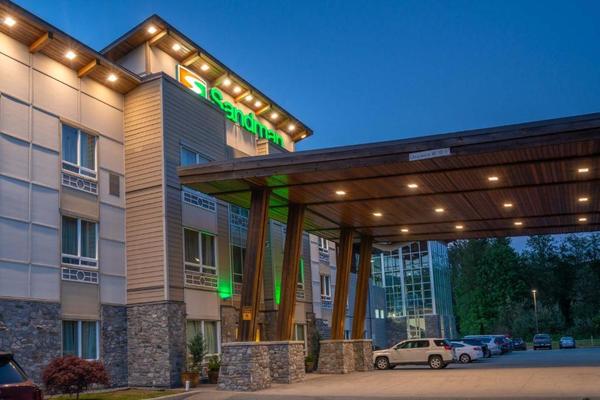 Kanada, Squamish, Sandman Hotel & Suites Squamisch, Aussenansicht