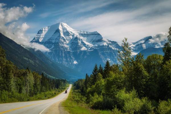 CA-West_Yellow-Highway_Blick_auf_Mt-Robson_GI-824181764