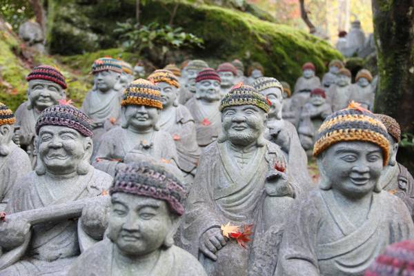 Japan_Buddha-Statuen_auf_Miyajima