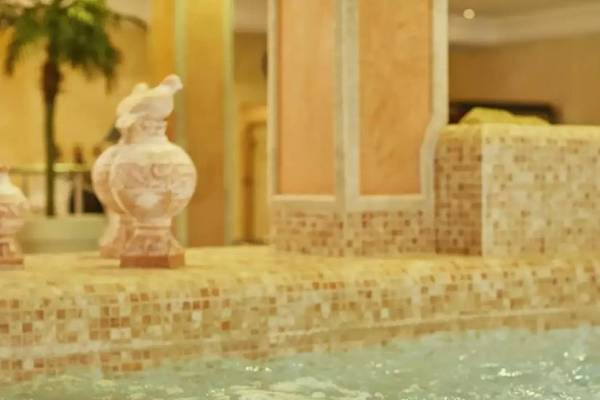 Innenbereich - Becken mit Whirlpool, Schweizer Hof