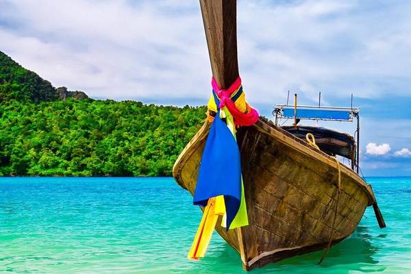 Lange Boot am tropischen Strand, Andamanensee, Thailand