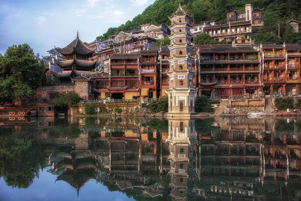 CN_Hunan_Fenghuang-Altstadt_Tuojiang-Fluss_Stelzenhaus_GI-2217589291