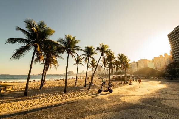 BR_Rio de Janeiro_GI1700407340_Copacabana_Sonnenuntergang_Palmen
