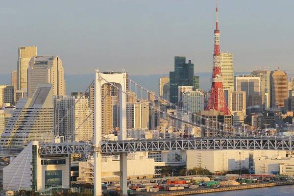 Skyline Tokio mit Regenbogenbrücke und Tokio-Turm