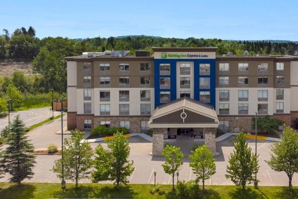 Kanada, Huntsville, Holiday Inn Express Huntsville, Aussenansicht