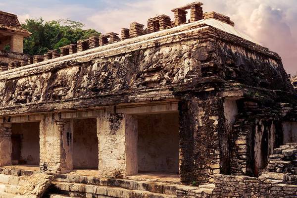 Ruinen des Observatoriumsturms in Palenque, Maya-Stadt in Chiapas