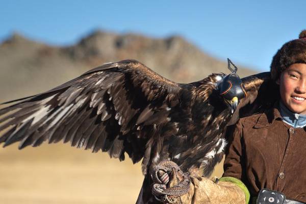 Traditionelle Adlerjägerin in der Westmongolei
