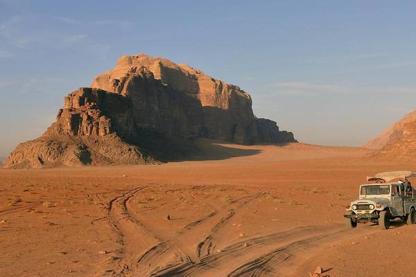 Jeep in jordanischer Wüste Wadi Rum