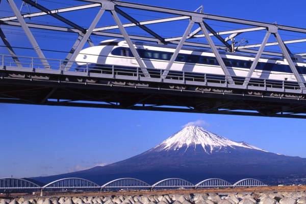 Shinkansen Express mit Fuji