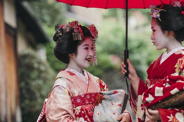 Maiko Geishas auf einer Straße