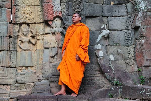 Ta Prohm,  ein altes buddhistisches Kloster mit Mönch