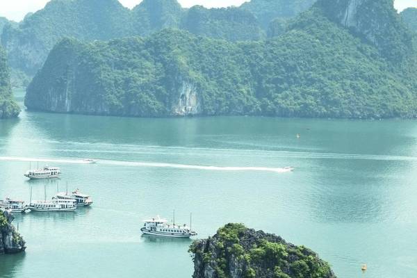 Landschaft Halong Bucht mit Booten
