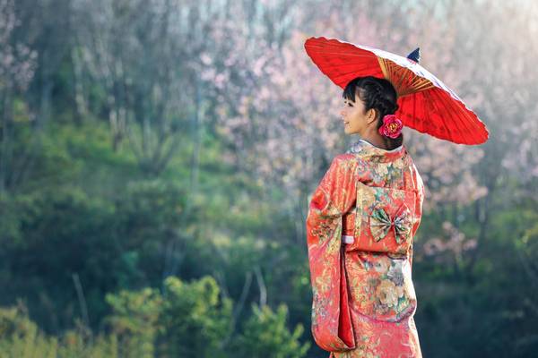Asiatin im japanischen Kimono