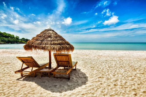 Liegestühle am Strand von Sihanoukville, Kambodscha