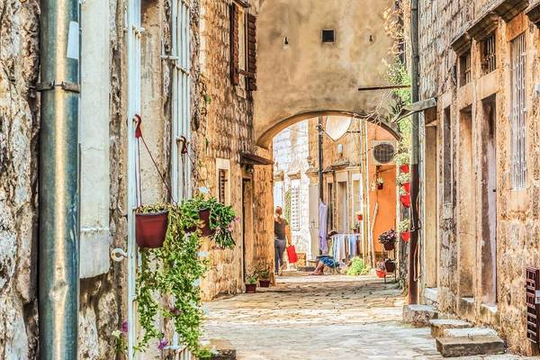 Gasse in Budva, Montenegro