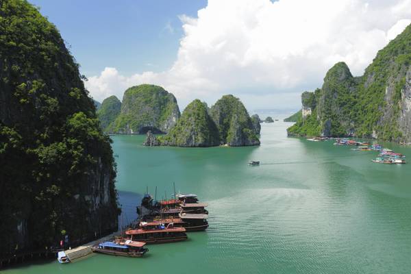 Halong Bucht mit Dschunke