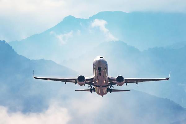 Flugzeug über Berge
