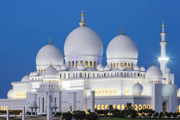 AE_Abu-Dhabi_Sheik-Zayed-Moschee-nachts_GI-531886789
