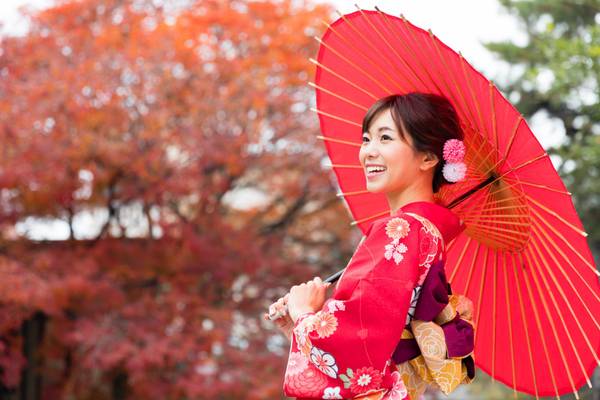 JP_Japanerin-Herbst_Gi-989778108