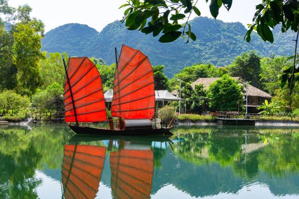 Vietnam, Landschaft Boot mit roten Segeln