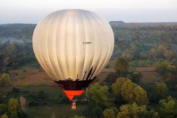 Ballon über Angkor Wat