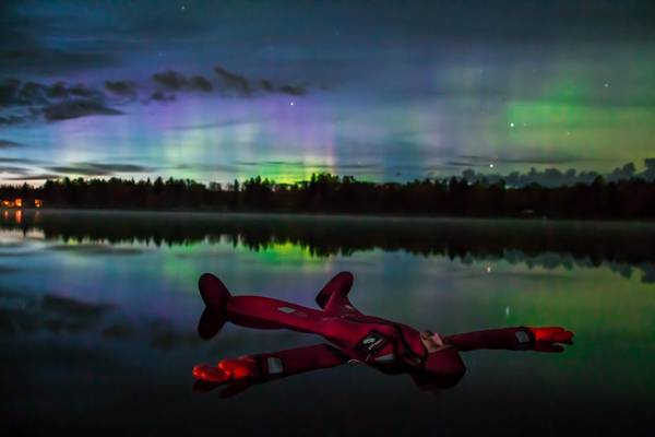 Finnland, Nordlicht-Eisschwimmen
