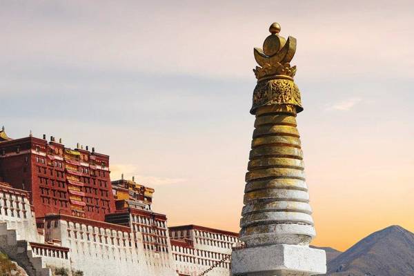 Potala-Palast in Tibet bei Sonnenuntergang