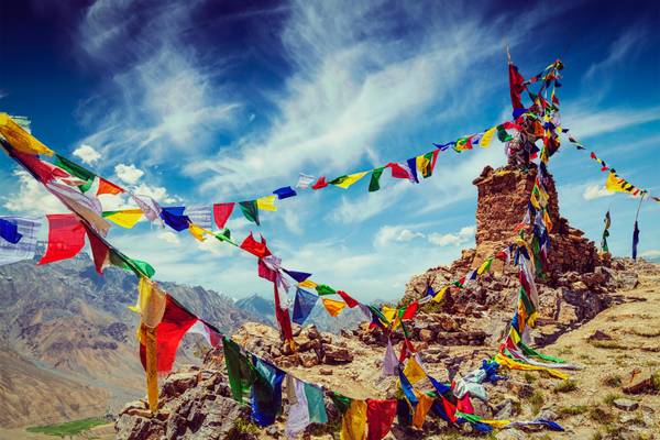 Buddhistische Gebetsflaggen im Himalaja