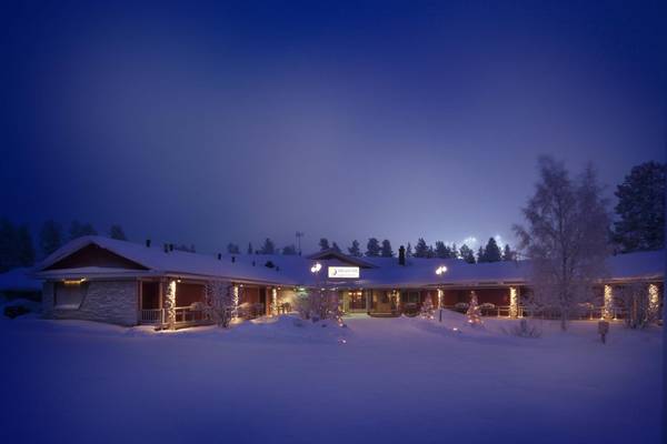 Finnland, abends in der Holz-Kota