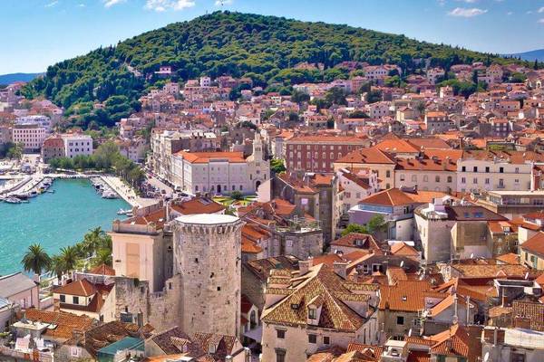 Luftbild Split mit Marjan Hügel, Dalmatien