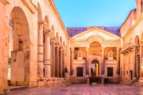 Historischer Platz Peristil mit St. Domnius Glockenturm in Split