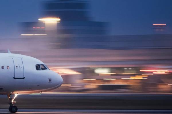 Flugzeug am Abend auf der Landebahn