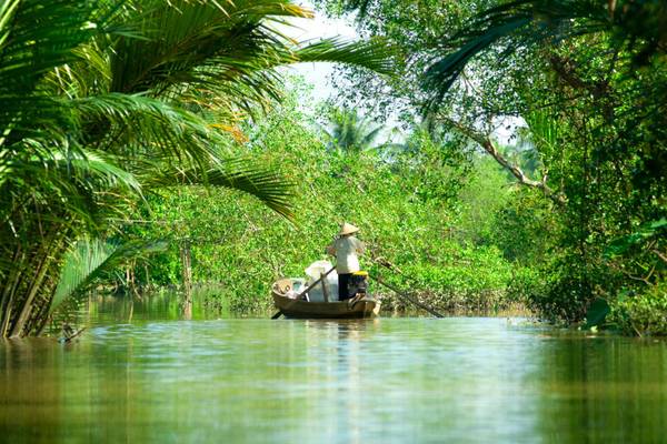Frau im Boot auf dem Mekong